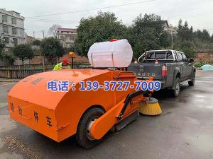湖南省婁底市雙峰縣公路局養(yǎng)護(hù)中心彭站長與河南都市機(jī)械設(shè)備有限公司工程師喬主任,實(shí)地研究，精心設(shè)計(jì)制作了一款新型的皮卡車式道路清掃車